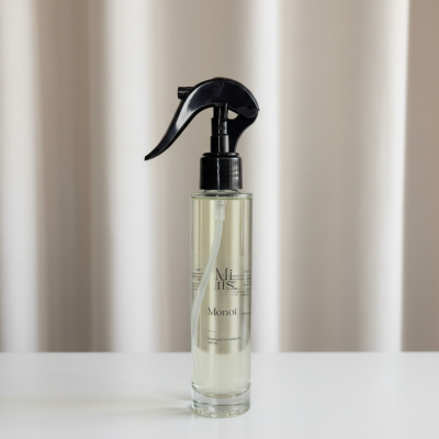 Flacon spray Monoï dans un décor lumineux, simple et chaleureux.