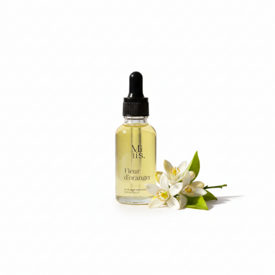 Flacon d'huile Fleur d'Oranger dans un décor lumineux et minimaliste.