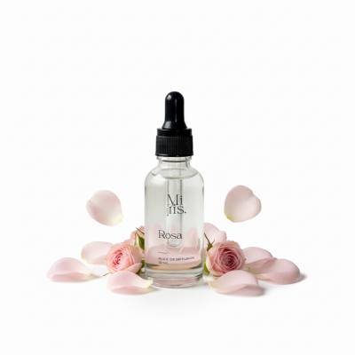 Flacon d'huile de diffusion Rosa dans un univers délicat et minimaliste.
